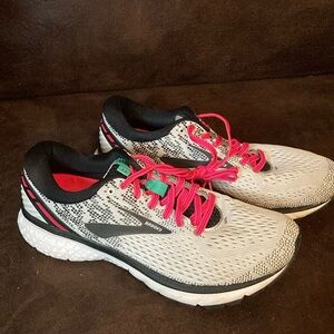 Brooks Ghost 11 size 9.5 mens sneakers in very good condition see photo’s